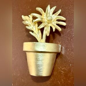 Vintage Gold Tone Flower Pot Pin / Brooch